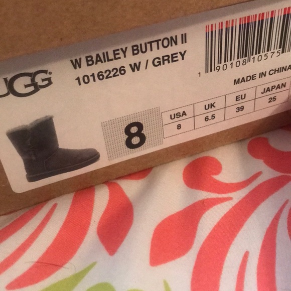 Woman’s UGG boots size 8 gray bailey button - Picture 2 of 6